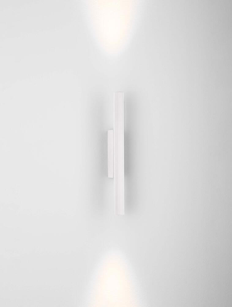 Paron LED Wandleuchte Geriffelt 3000K in elegantem Design mit sanften Lichtakzenten an der Wand.