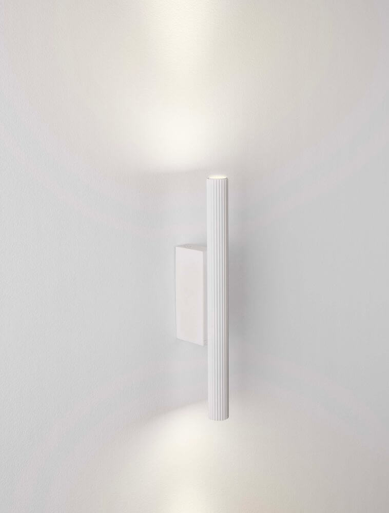 Paron LED Wandleuchte Geriffelt 3000K - elegante Wandleuchte mit weichem Licht und modernem Design.