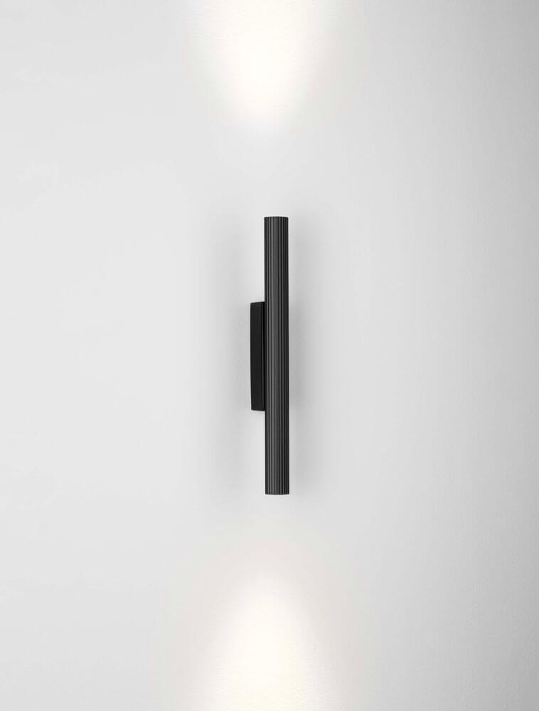 Paron LED Wandleuchte Geriffelt 3000K in elegantem Design mit mattschwarzer Basis und goldfarbenem Korpus.