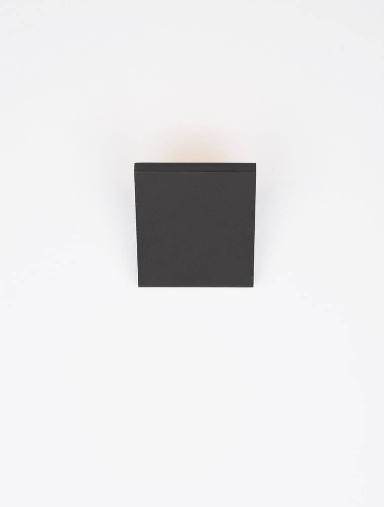 Parris LED Außenwandleuchte 3000K Anthrazit IP65 an einer weißen Wand montiert.