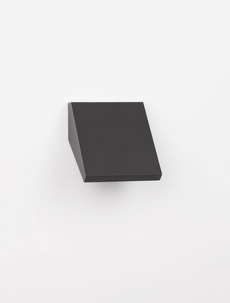 Parris LED Außenwandleuchte 3000K Anthrazit IP65 an der Wand, modernes und robustes Design in Anthrazit.