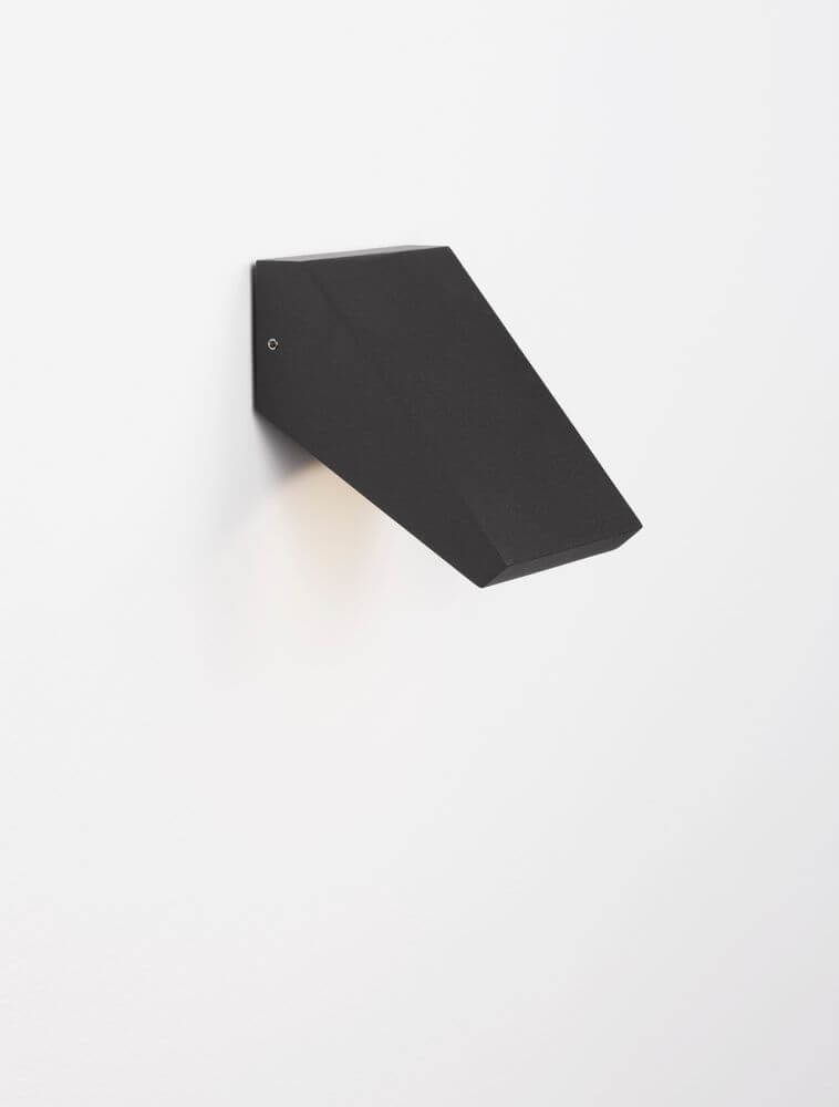Parris LED Außenwandleuchte 3000K Anthrazit IP65 an einer Wand montiert, modernes Design, witterungsbeständig, Aluminium.