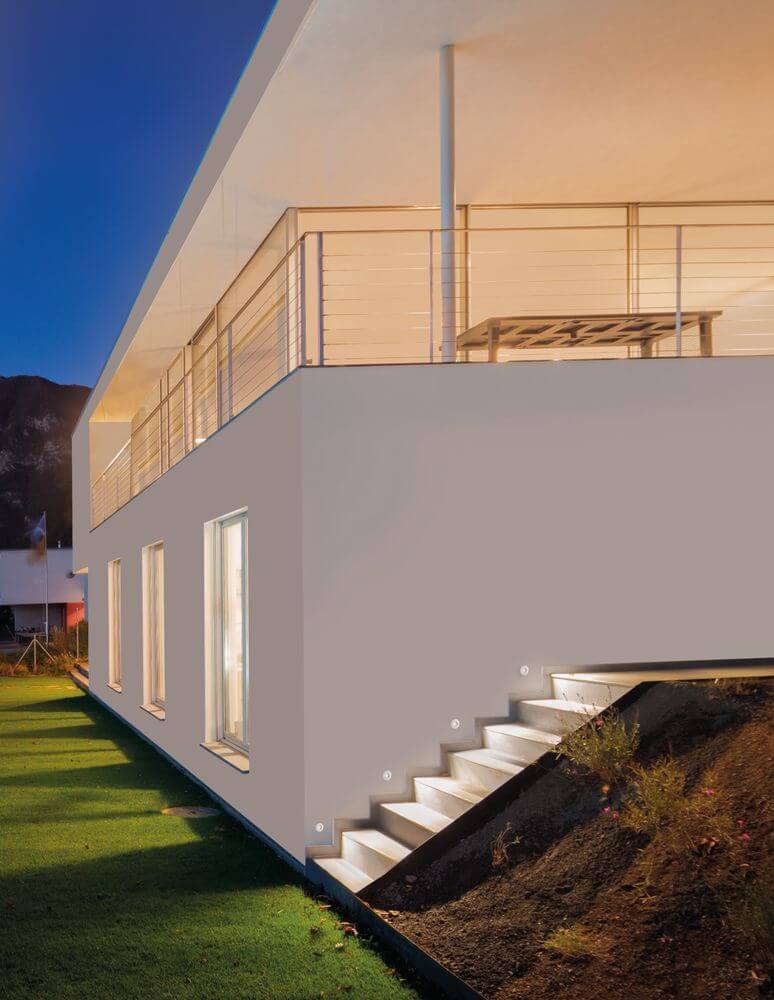 Passagio LED Außenwandeinbauleuchte Ø 3,9cm Lichtauslass Rund 3000K Weiß IP54 auf modernem Gebäude.
