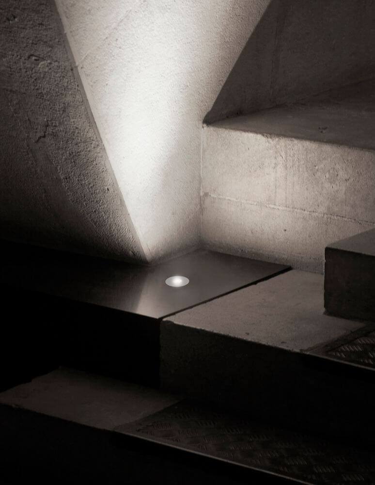 Passagio LED Außenwandeinbauleuchte Rund 3000K Weiß IP54 setzt stimmungsvolles Licht auf einer Treppe.