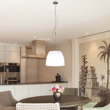 Casablanca Pendellampe Mara in moderner Küche über runden Tisch mit dekorativem Blumenarrangement.