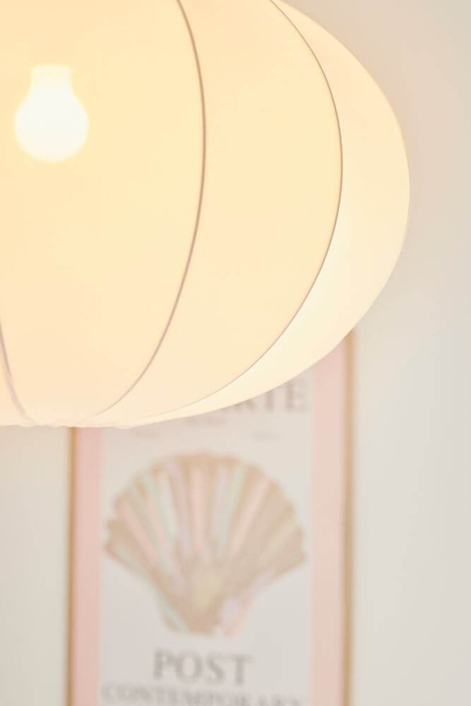 Pendelleuchte Aeron 60 mit luftigem Design und weichem Stoffton für gemütliches Licht im Schlafzimmer.