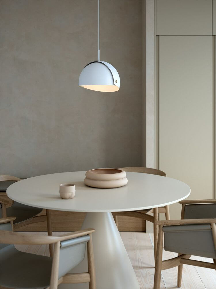 Pendelleuchte Align in modernem Wohnraum über einem runden Tisch mit eleganten Stühlen.