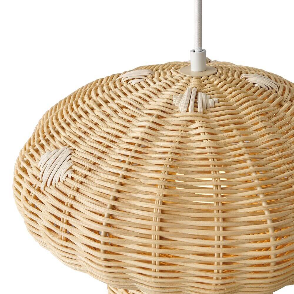 Pendelleuchte Allie aus Rattan mit pilzförmigem Design für bezauberndes Licht im Kinderzimmer.