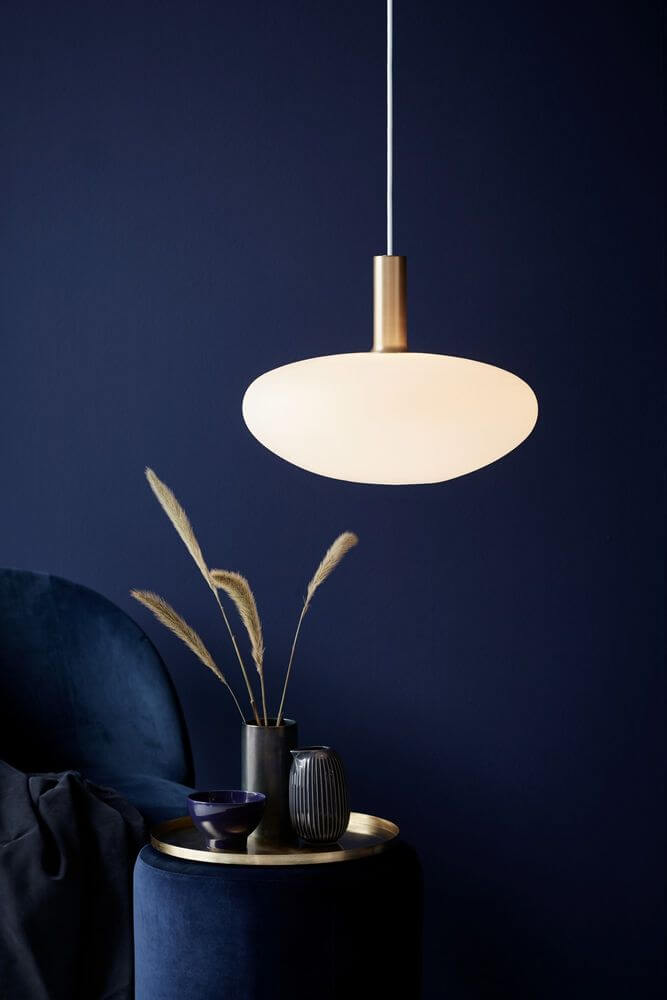 Pendelleuchte Alton 35 in eleganter Form mit rauchfarbenem Glas und goldener Spitze, modernes Ambiente.