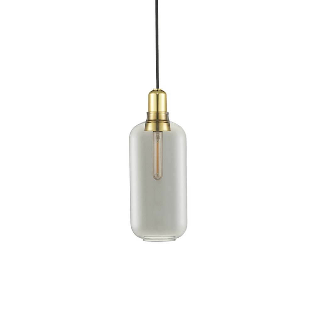 Pendelleuchte Amp L Rauchglas, Messing mit nostalgischem Design und dekorativer Glühbirne.