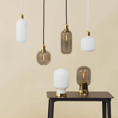 Lampa wisząca Amp L Biała, Mosiądz – eleganckie lampy wiszące z nostalgiczny designem i szlachetnymi materiałami.
