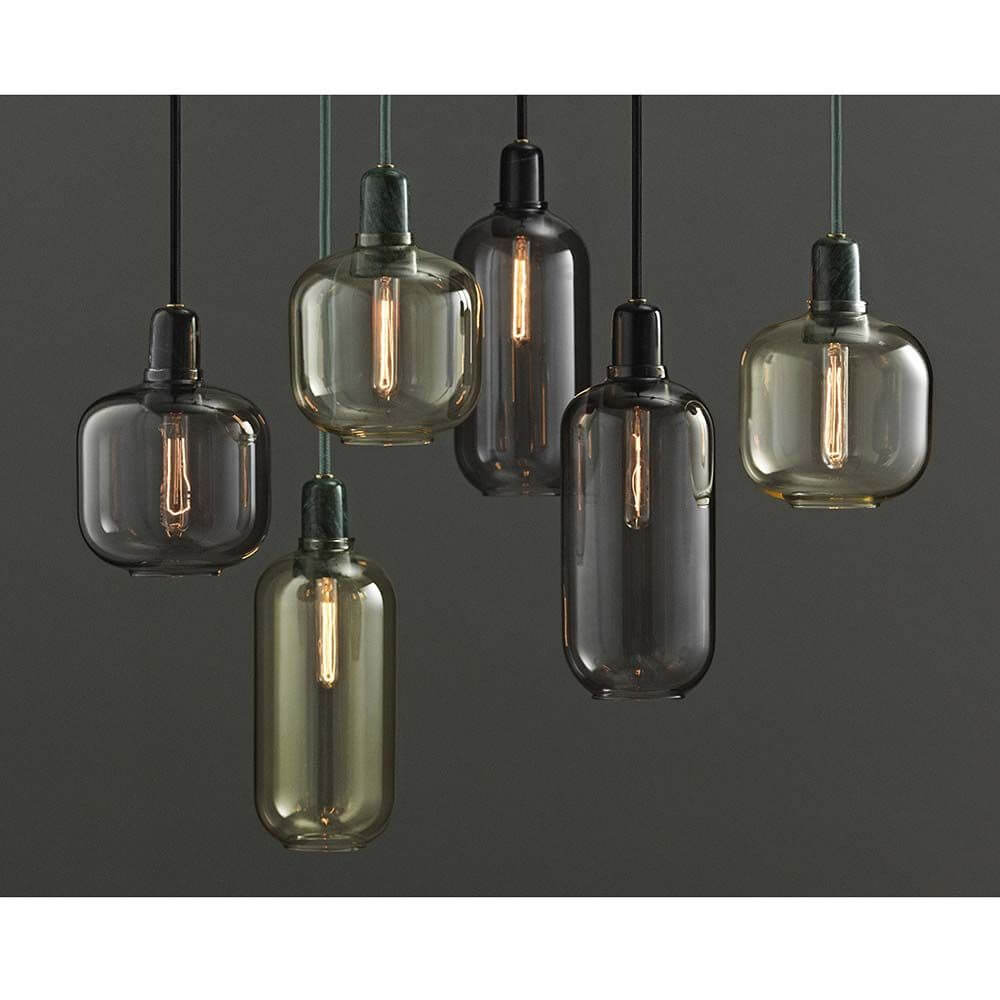 Hängelampe Amp L Rauchglas, Messing mit mehreren gläsernen Lampengehäusen und dekorativen Glühbirnen.