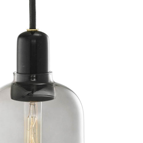 Lampa wisząca Amp S Ø 14cm dymne szkło z dymnoszarym korpusem lampy i dekoracyjną żarówką.