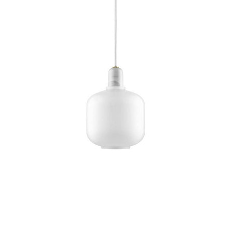 Lampa wisząca Amp S Ø 14cm Biała - elegancka lampa szklana w białej opalizacji o nostalgicznej formie.