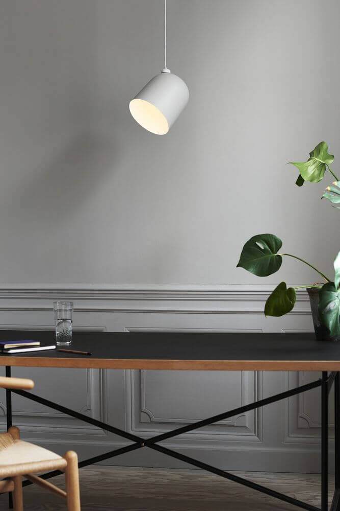 Pendelleuchte Angle in modernem Raum, design von Maria Berntsen, stilvoll und funktional.