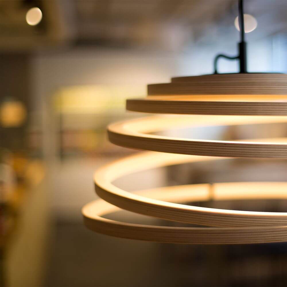 Pendelleuchte Aspiro 8000 aus Holz Ø 50cm in verspielter Spiralform mit LED-Beleuchtung.