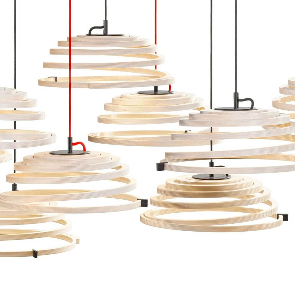 Pendelleuchte Aspiro 8000 aus Holz Ø 50cm in verspielter Spiralform für stilvolle Beleuchtung.