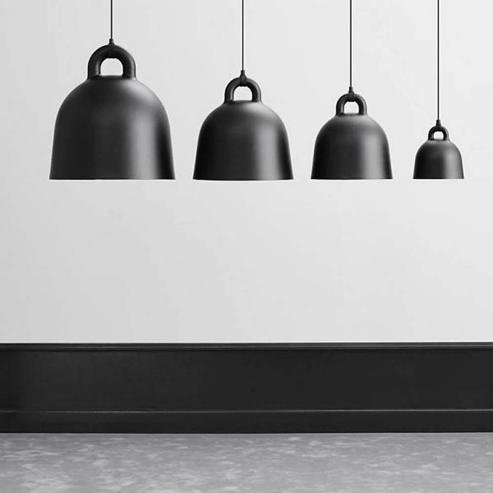 Pendelleuchte Bell L Ø 55cm Schwarz in vier Größen an einer Wand