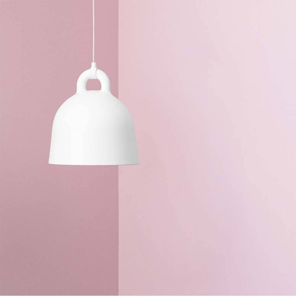 Pendelleuchte Bell L Ø 55cm Weiß hängend vor pastellfarbenem Hintergrund.