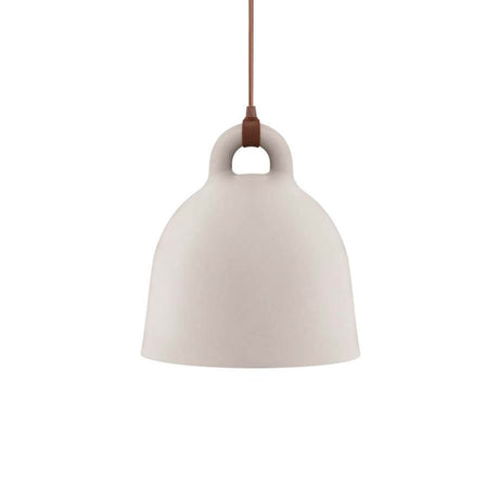 Lampa wisząca Bell M Ø 42cm Piasek w białym designie z okrągłym kształtem dzwonu i brązowym kablem.