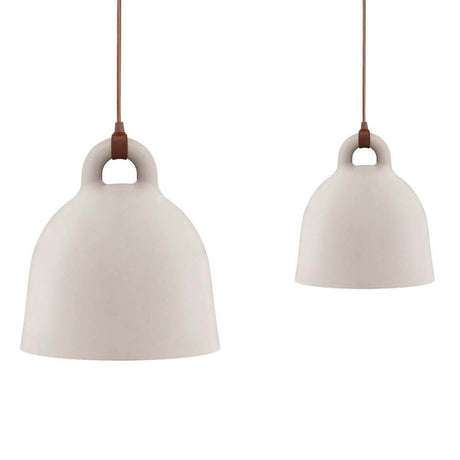 Lampa wisząca Bell S Ø 35cm Piasek - elegancka, industrialna lampa z gładką powierzchnią w delikatnych odcieniach.