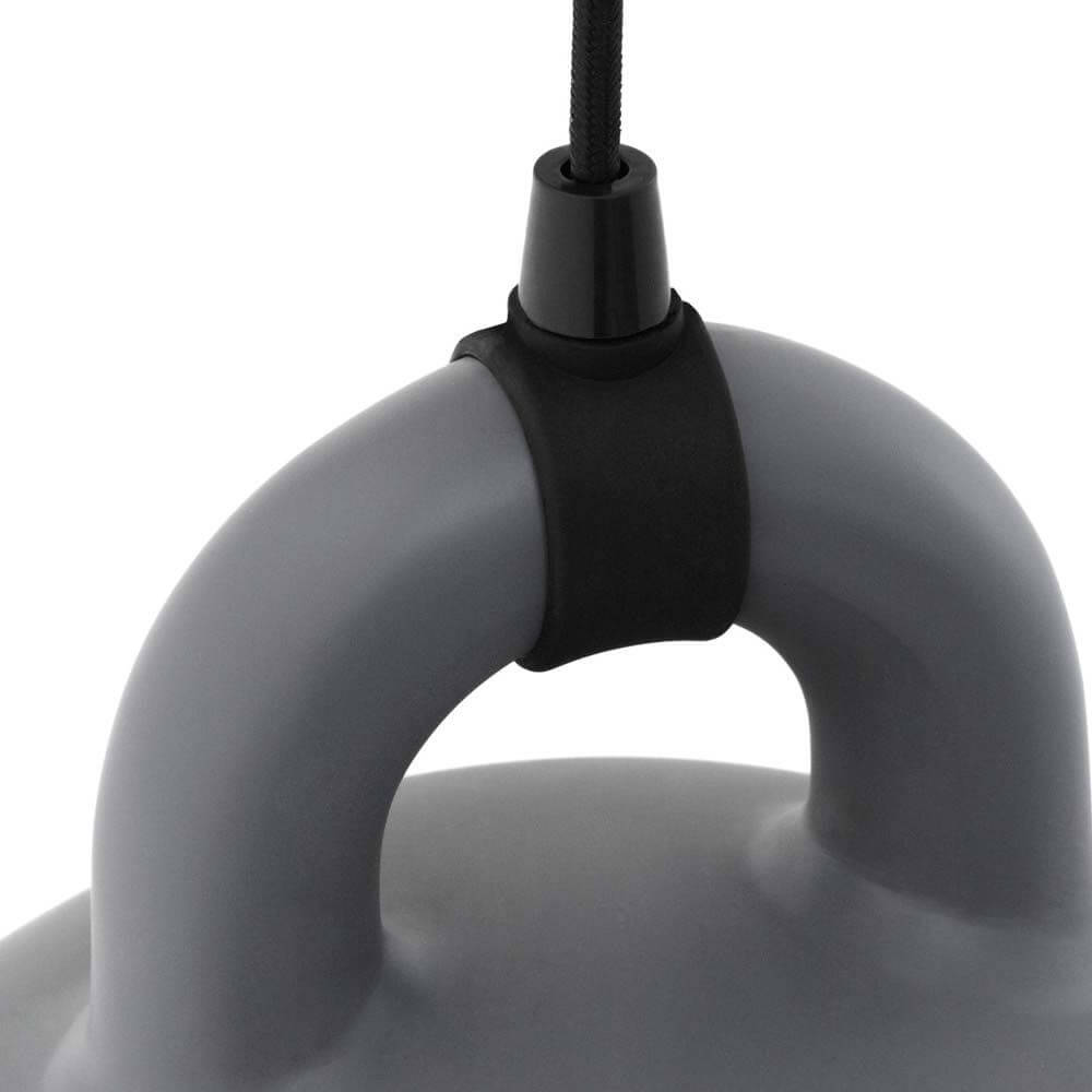 Pendelleuchte Bell S Ø 35cm Grau Detailansicht des grauen Lampenaufsatzes und der Aufhängung.