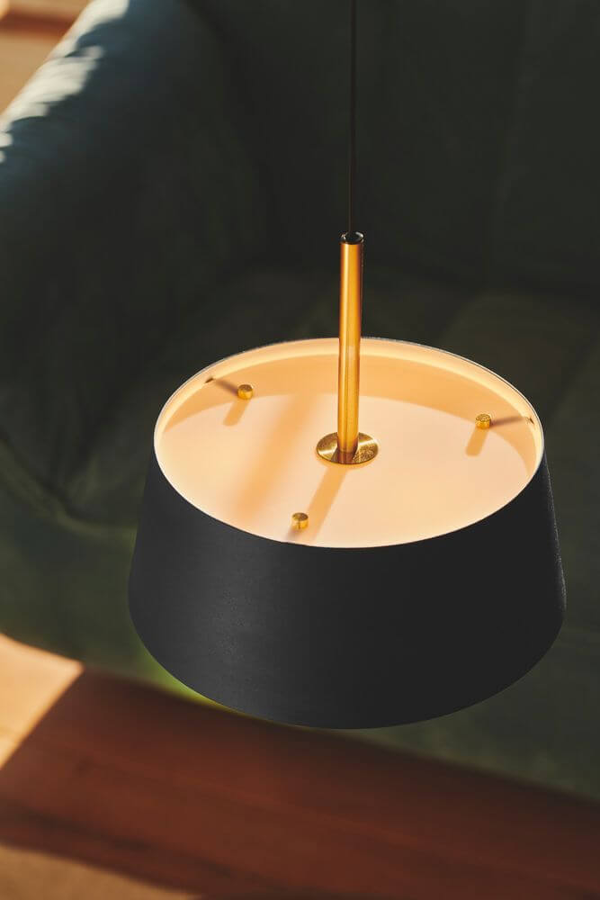 Pendelleuchte Clasi 30 mit schwarzem Metallschirm und goldener Aufhängung in modernem Design.