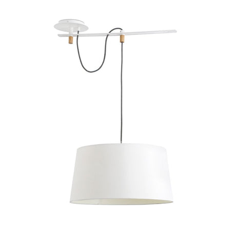 Pendelleuchte FUSTA Weiß, Braun design mit weißem Lampenschirm und braunen Details.
