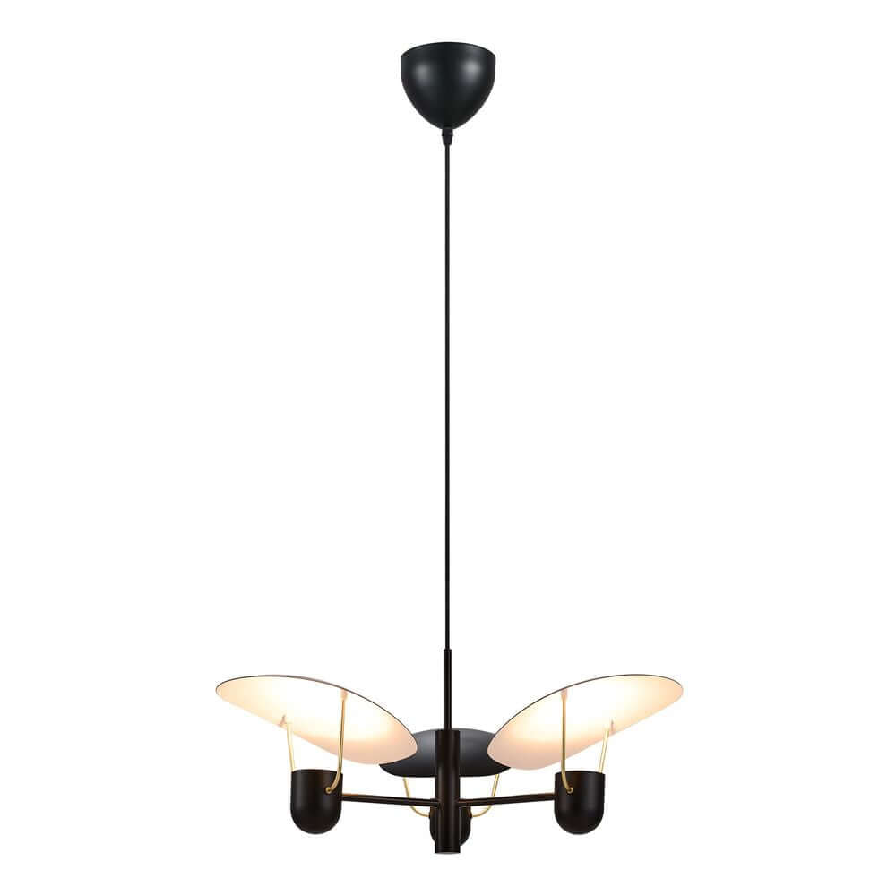 Pendelleuchte Fabiola von Charlotte Høncke mit drei Lampenschirmen und Messingdetails in elegantem Design.