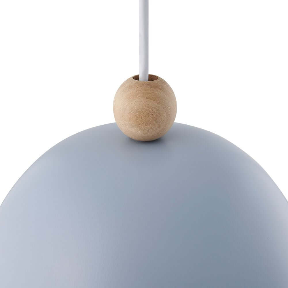 Pendelleuchte Gaston mit abgerundetem Schirm und Holzdetail in zartem Blau.