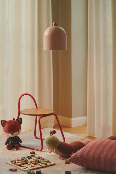 Pendelleuchte Gaston in einem Kinderzimmer mit gepolstertem Boden, Spielzeug und einem roten Stuhl.