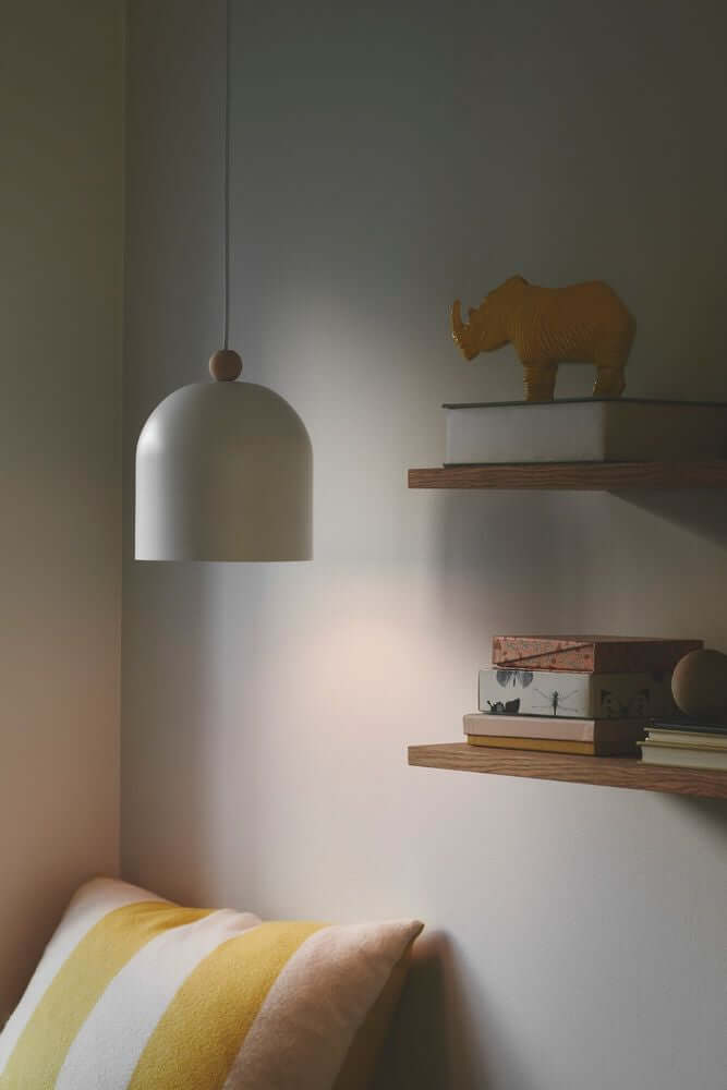 Pendelleuchte Gaston in einem stilvollen Kinderzimmer mit Holzdetail und sanften Farben.