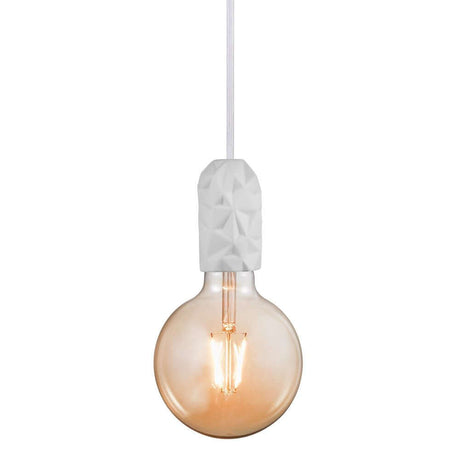 Hang pendel med et moderne design og klar pære, ideel til stilfuldt interiør.