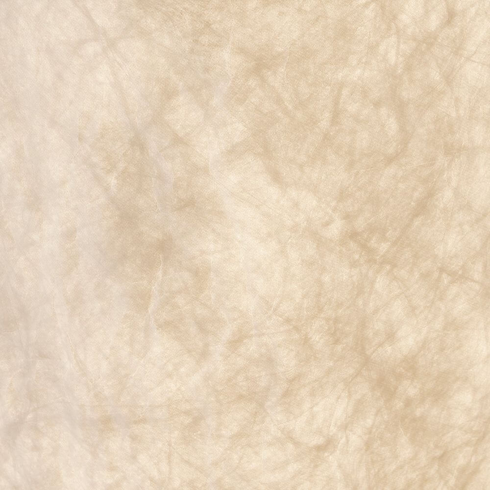 Detailaufnahme des Materials der Pendelleuchte Hill 55 in sanften Beigetönen.