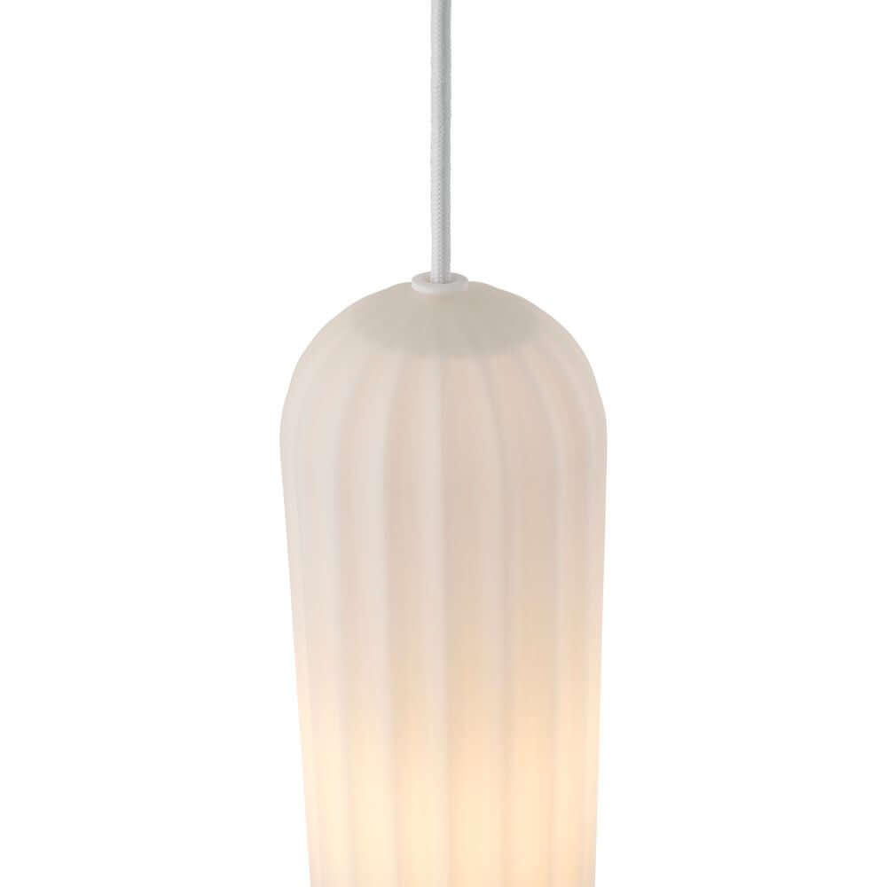 Pendelleuchte Miella mit elegantem gerippten Glas und modernem Design, ideal für stilvolle Raumgestaltung.
