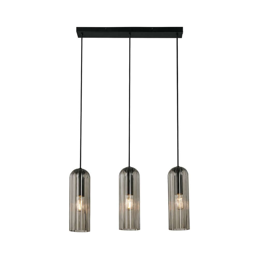 Pendelleuchte Miella 3-Rail mit elegantem Design und geripptem Glas für gemütliche Beleuchtung über Esstisch oder Kücheninsel.