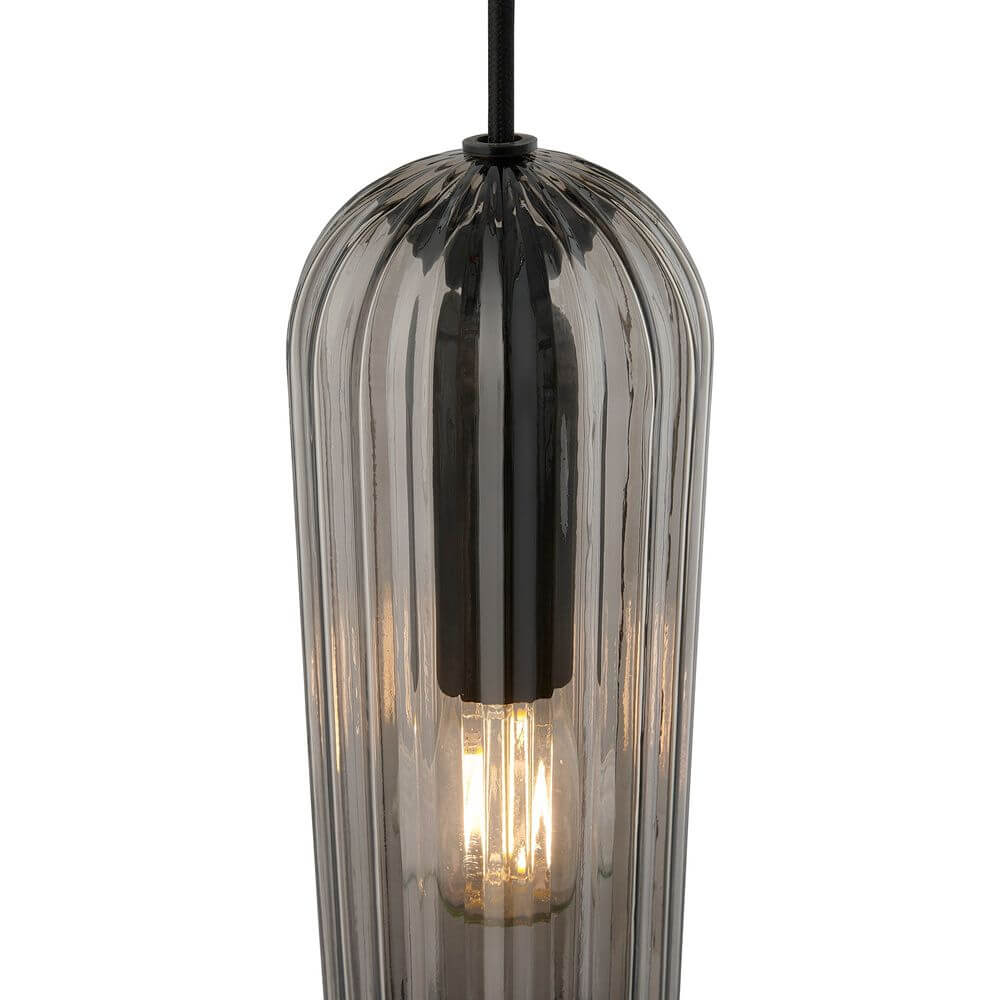 Pendelleuchte Miella 3-Rail mit elegantem geripptem Glas, perfektes modernes Design für Esstischbeleuchtung.