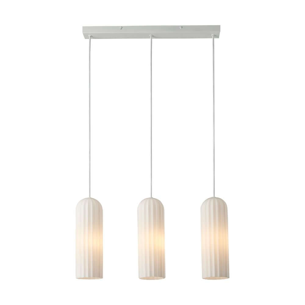Pendelleuchte Miella 3-Rail mit elegantem Design und geripptem Glas für gemütliche Beleuchtung über Esstisch.