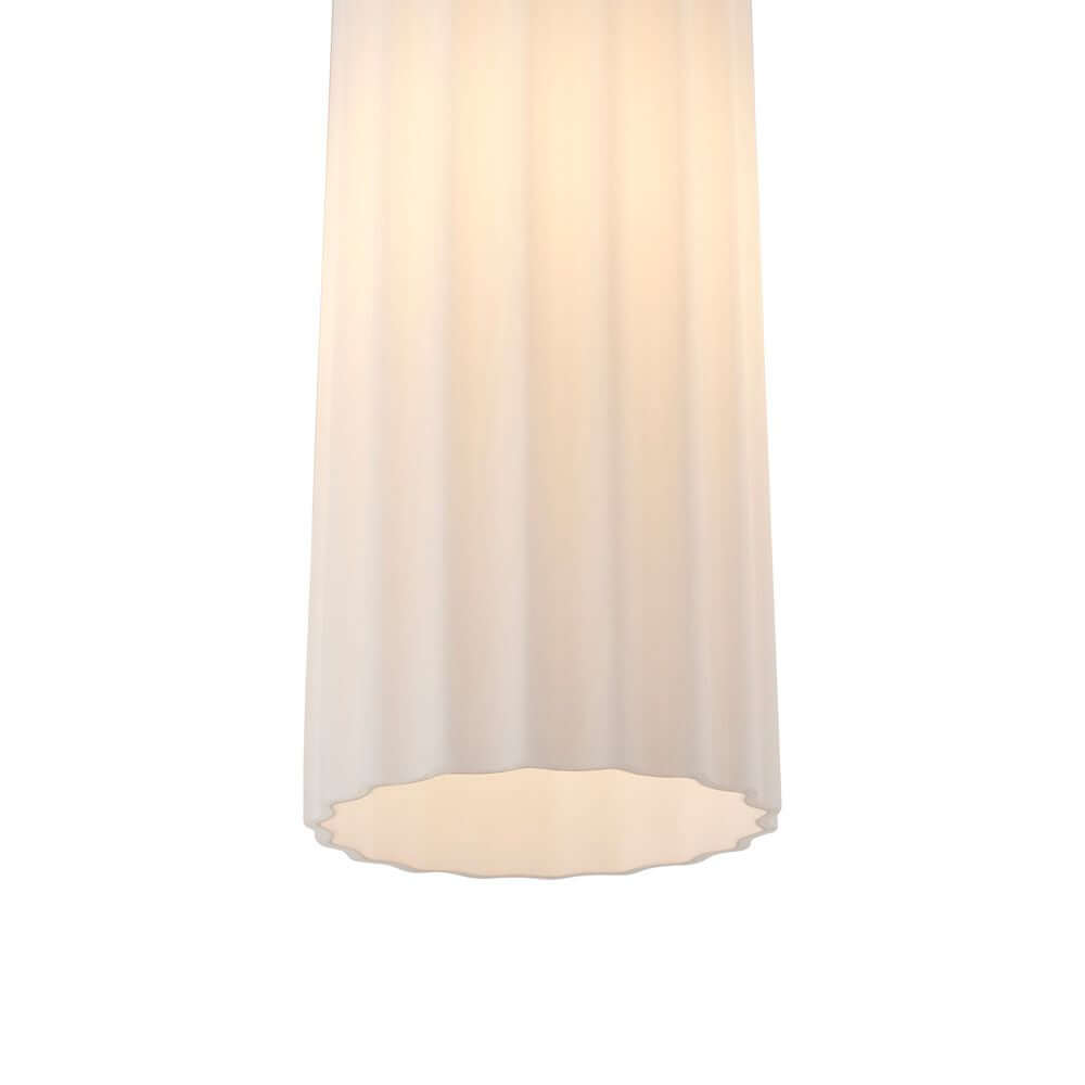 Pendelleuchte Miella 3-Rail mit modernem, elegantem Design und geripptem Glas für gemütliche Beleuchtung.