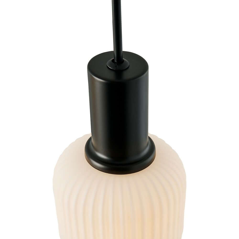 Pendelleuchte Milford Mini 3-Rail mit mundgeblasenem Opalglas und schwarzem Metallelement.