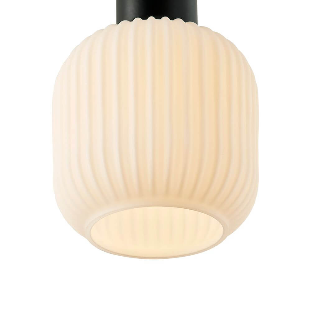 Pendelleuchte Milford Mini 3-Rail aus opalweißem Glas mit gerippter Oberfläche für elegantes Licht.