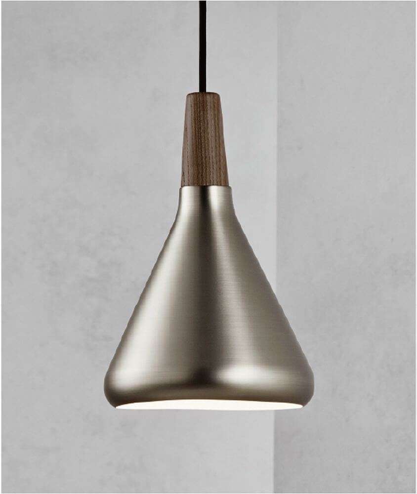 Pendelleuchte Nori 18 mit edlem, nickel-matten Metall und Nussbaumholz, skandinavisches Design.