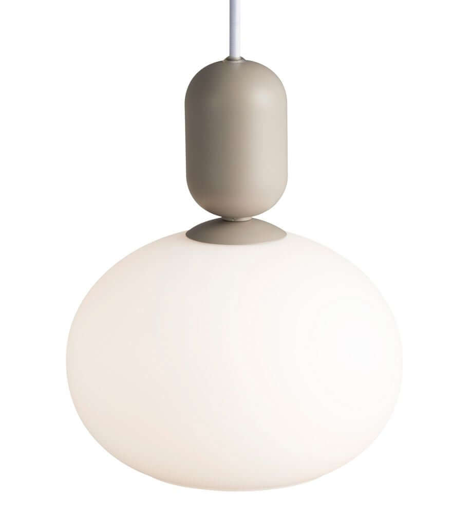 Pendelleuchte Notti mit einem kuppelförmigen opalweißen Glasschirm und elegantem Design.