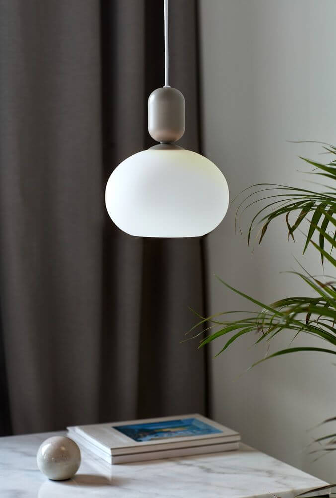 Pendelleuchte Notti in harmonischer Form mit opalweißem Glasschirm und elegantem Design.