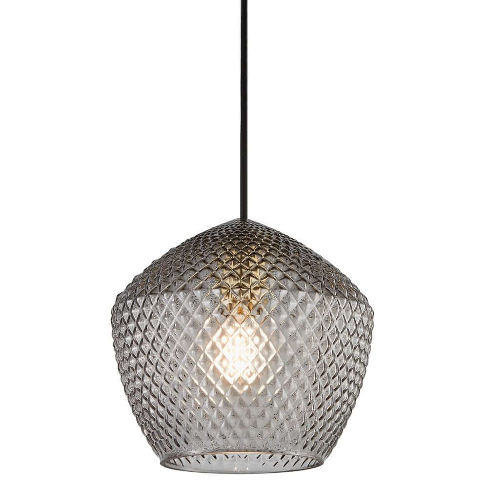 Pendelleuchte Orbiform mit gebürstetem Messing und diamantmusteriger Glaskuppel für glamouröse Beleuchtung.