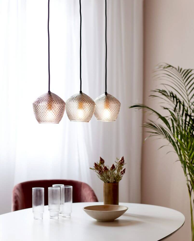 Pendelleuchte Orbiform 3-Spot in modernem Raum mit drei hängenden Lampen, glanzvolles Design.