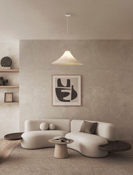 Suspension Suspension blanche dans un espace de vie moderne avec un canapé élégant et une œuvre d'art au mur.