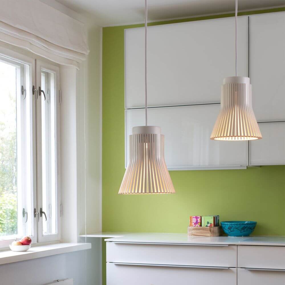 Pendelleuchte Petite 4600 aus Holz Ø 20cm in modernem Küchenambiente mit hellgrüner Wand.