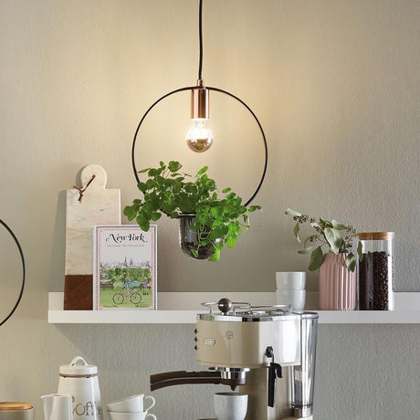Taklampe planteleke Neordic Tasja Svart, kobber med potteplante i Urban Jungle-stil.