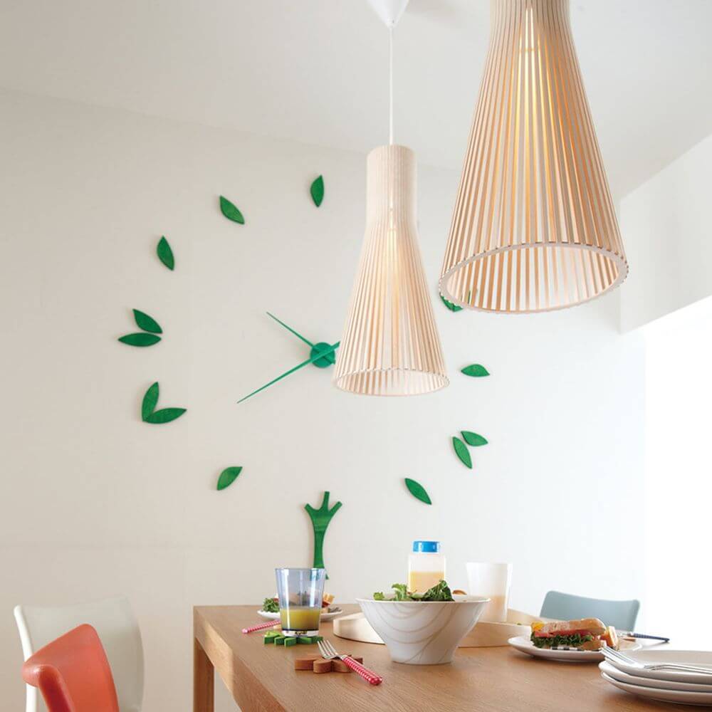 Pendelleuchte Secto Small 4201 aus Holz Ø 25cm über einem Esstisch in modernem Ambiente.